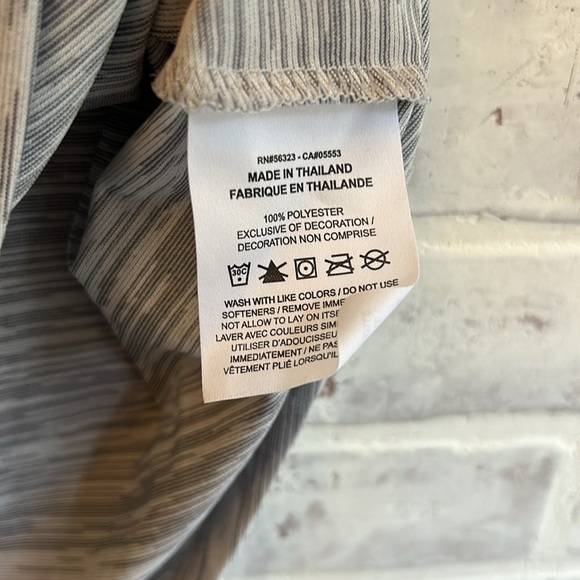 Nike Dri Fit Women’s Shirt V-Neck Short Sleeve Tee Heathered Gray Swoosh Size Sm - Picture 6 of 6